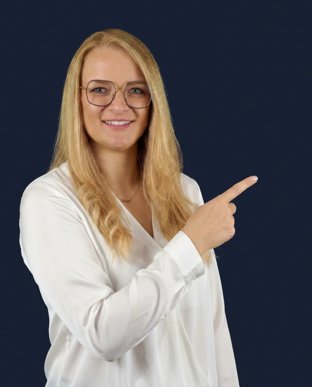 Saskia Zintl, Expertin für IT-Recruiting in München und Bayern, blickt freundlich und lädt zur Kontaktaufnahme ein.