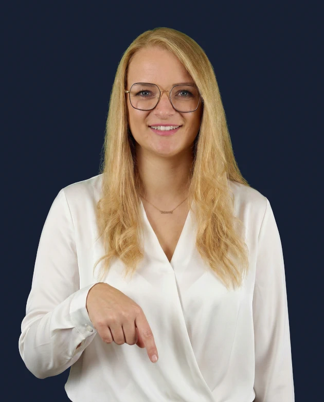 Saskia Zintl, Expertin für IT-Recruiting in München und Bayern, blickt freundlich und lädt zur Kontaktaufnahme ein.