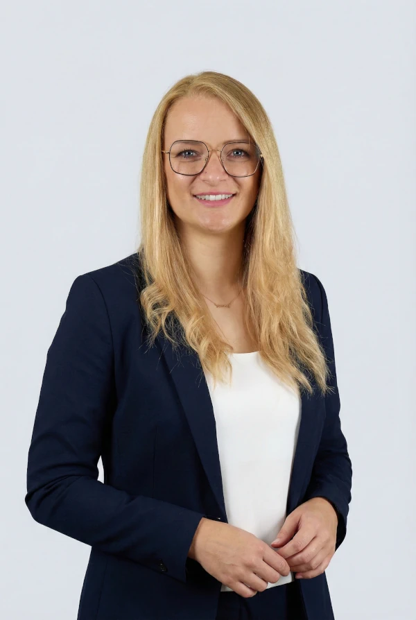 Porträt von Saskia Zintl, die sich auf der Über-uns-Seite als Teil des IT-Talentz Teams präsentiert.