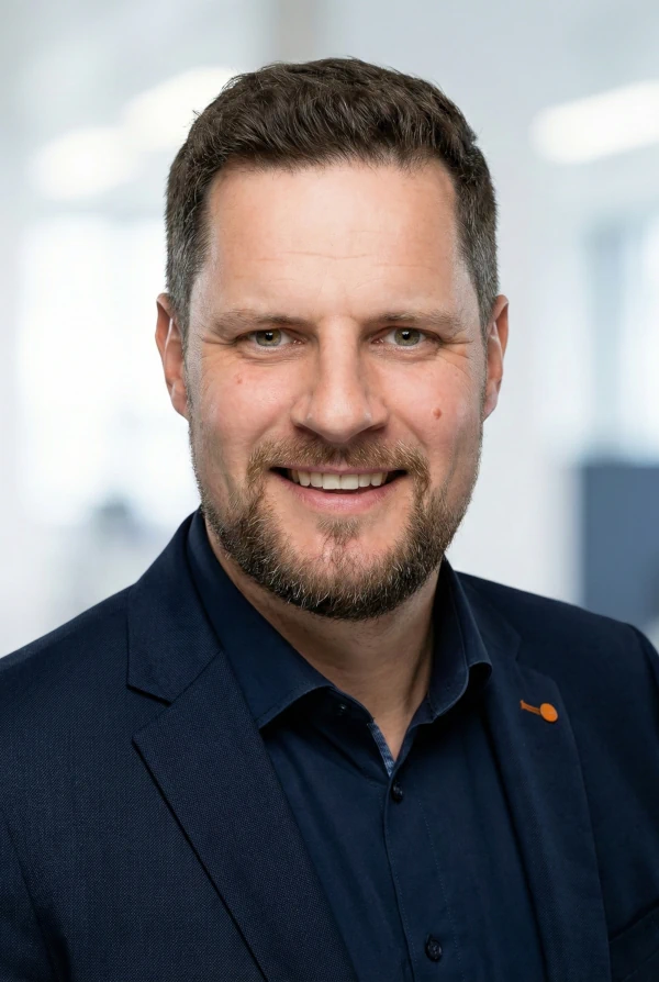 Porträt von Felix Weigl, IT-Talentz Teammitglied, das freundlich in die Kamera lächelt.