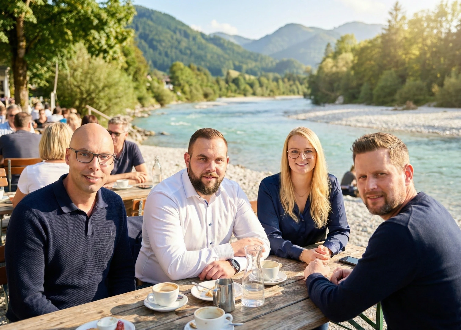 Das gesamte Team von IT-Talentz steht für ein Gruppenfoto gemeinsam im Freien.